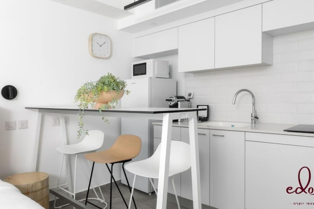 דירה אינטימית עם מרפסת 100 מטר מהים - By Edom Apartment *