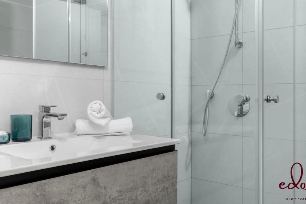 Apartment דירה אינטימית עם מרפסת 100 מטר מהים - By Edom