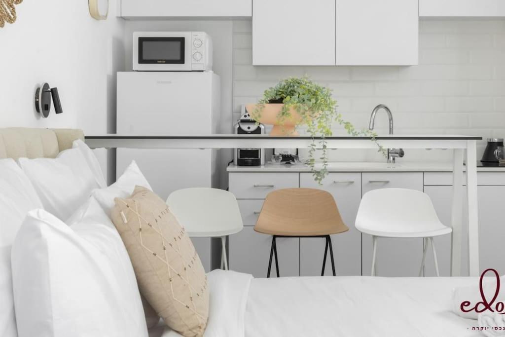 Apartment דירה אינטימית עם מרפסת 100 מטר מהים - By Edom *